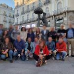 Grupo visitando la Puerta del Sol en Madrid con Tourtime.es
