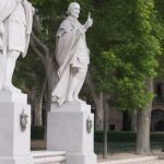 Imagen de estatuas en la Plaza de Oriente de Madrid-Tour Time