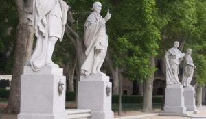 Imagen de estatuas en la Plaza de Oriente de Madrid-Tour Time