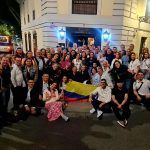Grupo de compañeros de empresa en un viaje de incentivos en Madrid