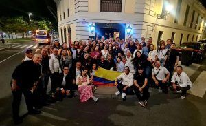 Grupo de compañeros de empresa en un viaje de incentivos en Madrid
