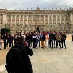 Grupo de empresa frente al Palacio Real en un viaje de incentivo en Madrid - Tour Time