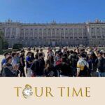 Groupe d'élèves devant le Palais Royal - Excursions pour écoles et instituts à Madrid - Tour Time