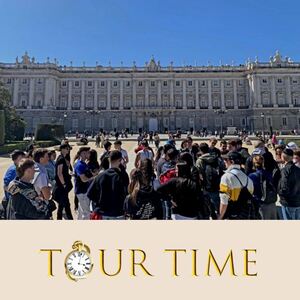 Estudiantes Erasmus frente a la Catedral de la Almudena.