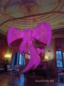 Giant bow Miss Dior, a work by Joana Vasconcelos
