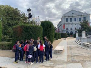 Grupo de escolares frente al Teatro Real