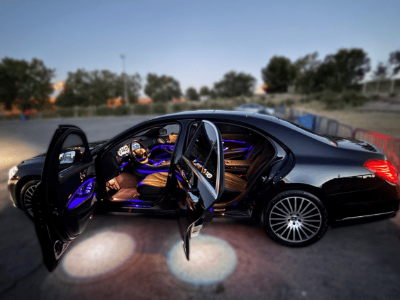 Discretionary luxury car service with lights from the exterior