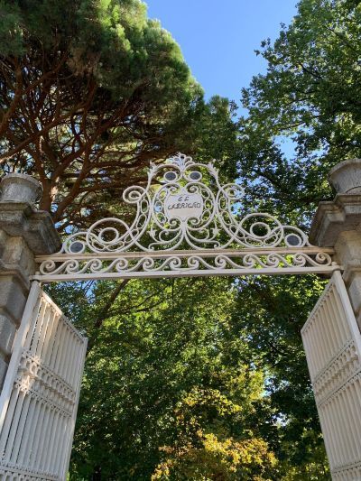 Entrada al parque El Capricho