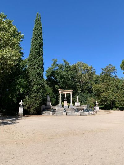 Emperors' Square in El Capricho Park. Tour Time