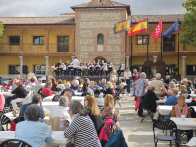 Encuentro de personas mayores celebrado al aire libre en la plaza principal de San Martín de la Vega.