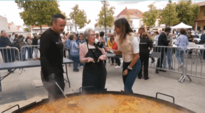 Cocineros haciendo una gran paella para mayores en San Martín de la Vega