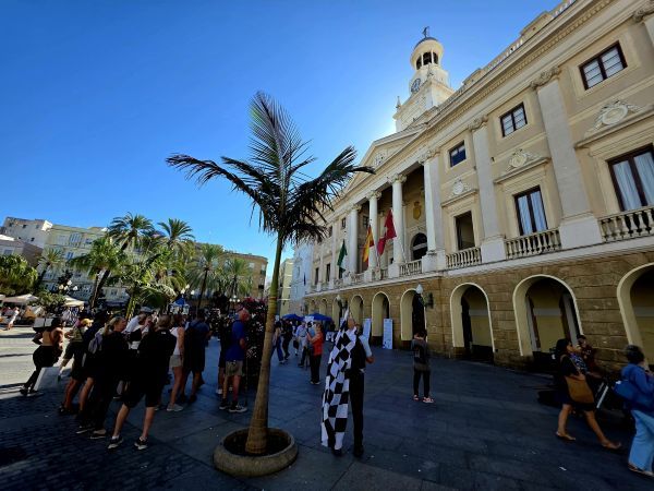 Gente disfrutando de la fachada del ayuntamiento de Cádiz.