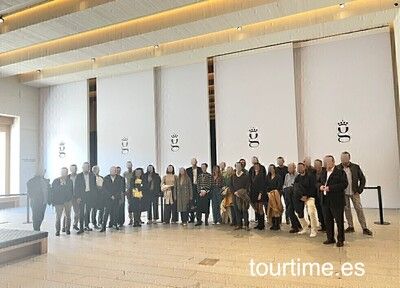 Grupo de empresa visitando La Galería de las Colecciones Reales con Tour Time