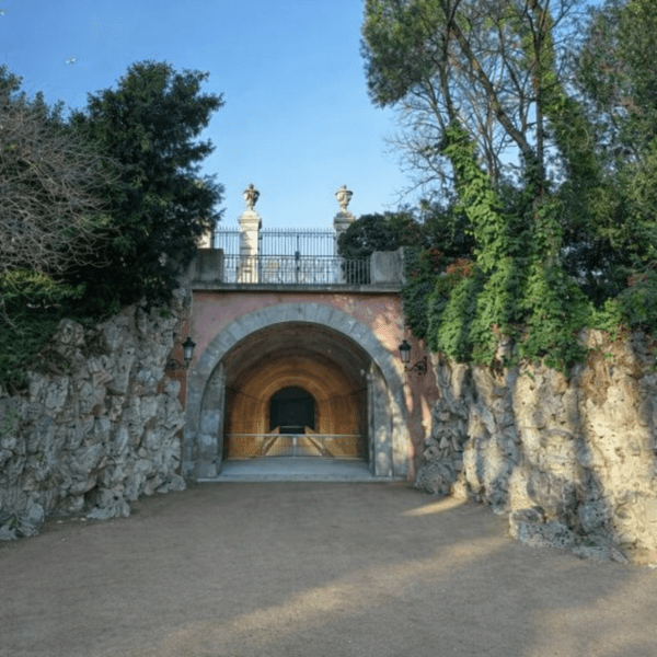 Entrada del Túnel de Bonaparte en Madrid, pasadizo subterráneo del siglo XIX que conecta el Palacio Real con la Casa de Campo