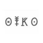 Logotipo con el nombre OIKO en letras mayúsculas con símbolos circulares y una flecha.