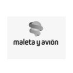 Logotipo de maleta y avión con un símbolo gráfico abstracto sobre el nombre en minúsculas.