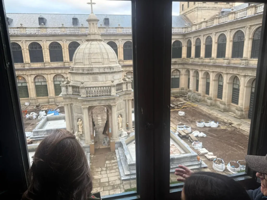 Patio de los Evangelistas de El Escorial durante las obras de restauración, con el templete de Juan de Herrera visto desde la segunda planta del monasterio.