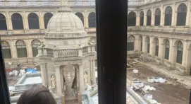 Patio de los Evangelistas de El Escorial durante las obras de restauración, con el templete de Juan de Herrera visto desde la segunda planta del monasterio.