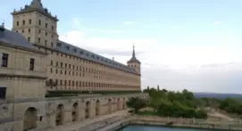 Vista aérea del Real Monasterio de San Lorenzo de El Escorial con los jardines y estanques del Patio de los Evangelistas