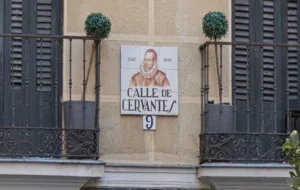Placa de azulejos de la Calle de Cervantes en el Barrio de las Letras, Madrid, con el retrato del escritor y las fechas 1547-1616