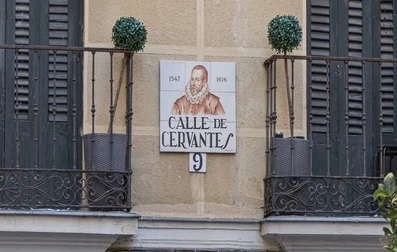 Placa de azulejos de la Calle de Cervantes en el Barrio de las Letras, Madrid, con el retrato del escritor y las fechas 1547-1616